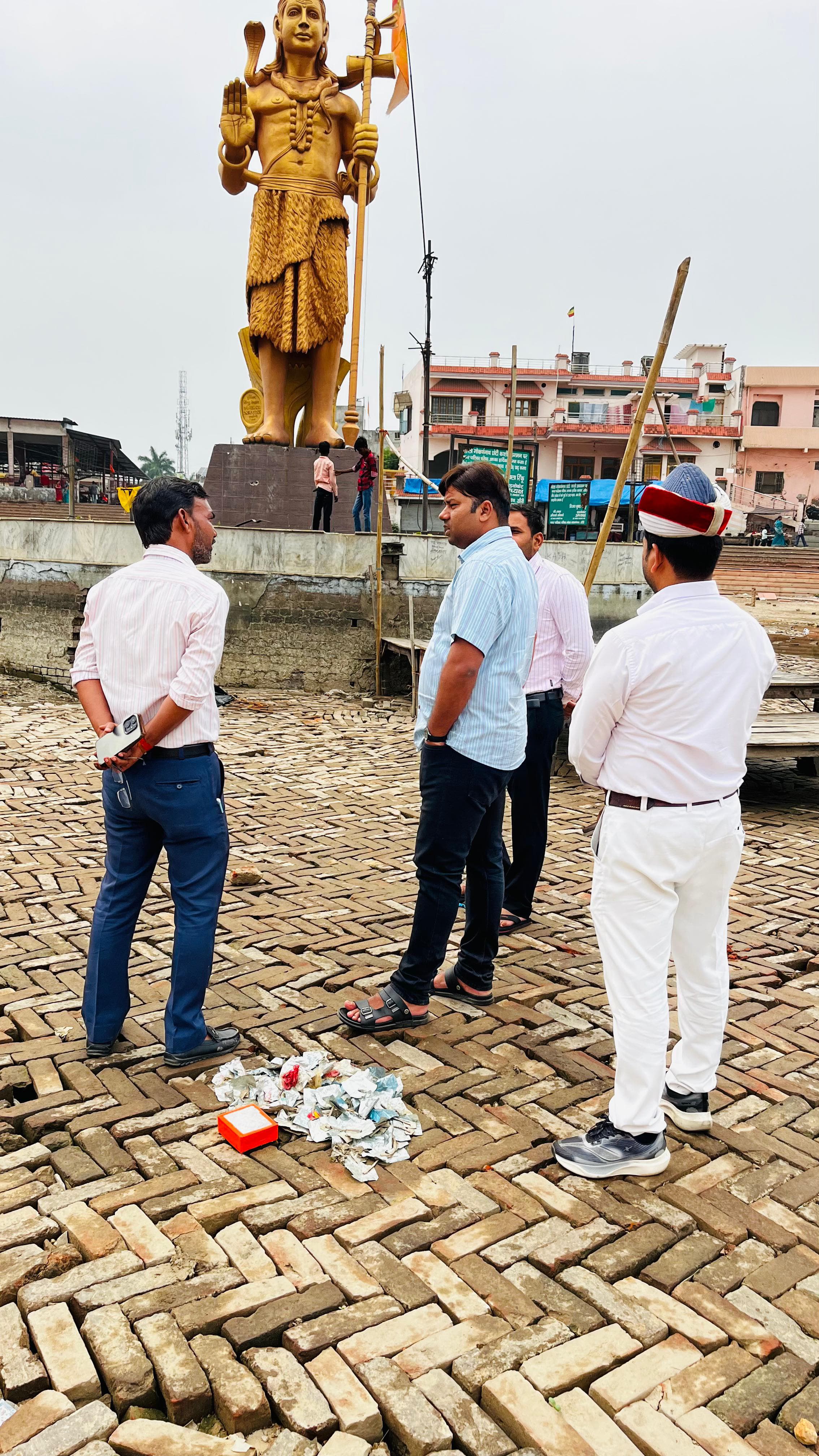 निरीक्षण करते एडीएम नरेंद्र बहादुर सिंह निरीक्षण करते एडीएम नरेंद्र बहादुर सिंह