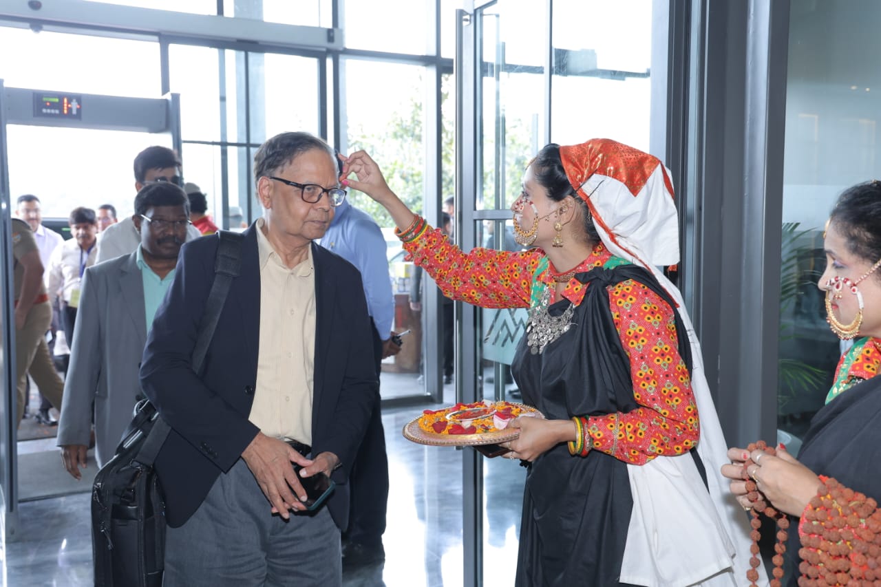 16 वें वित्त आयोग की टीम को तिलक लगाकर स्वागत करती महिलाएं। 16 वें वित्त आयोग की टीम को तिलक लगाकर स्वागत करती महिलाएं।