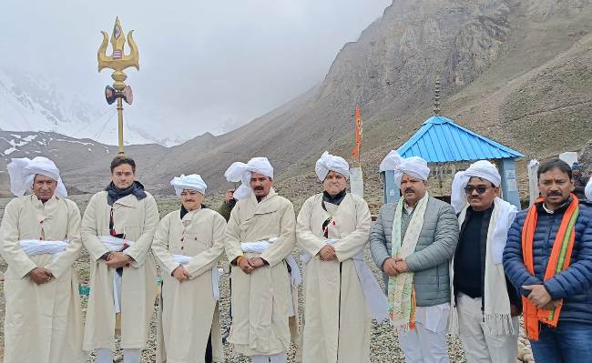 आदि कैलाश क्षेत्र में स्वास्थ्य मंत्री जेपी नड्डा व अन्य। आदि कैलाश क्षेत्र में स्वास्थ्य मंत्री जेपी नड्डा व अन्य।