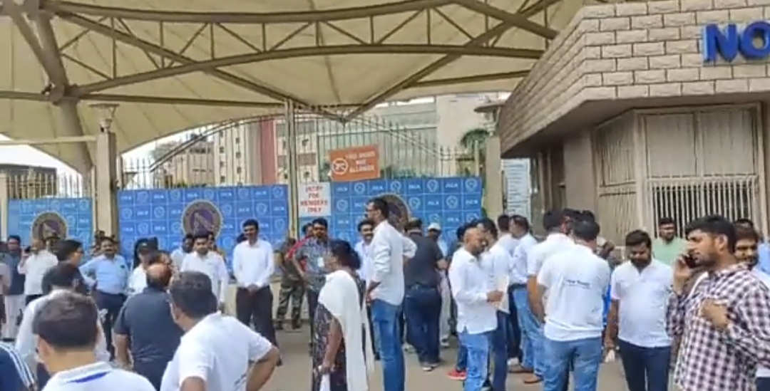 चुनाव को लेकर गेट के सामने लगी भीड़ चुनाव को लेकर गेट के सामने लगी भीड़