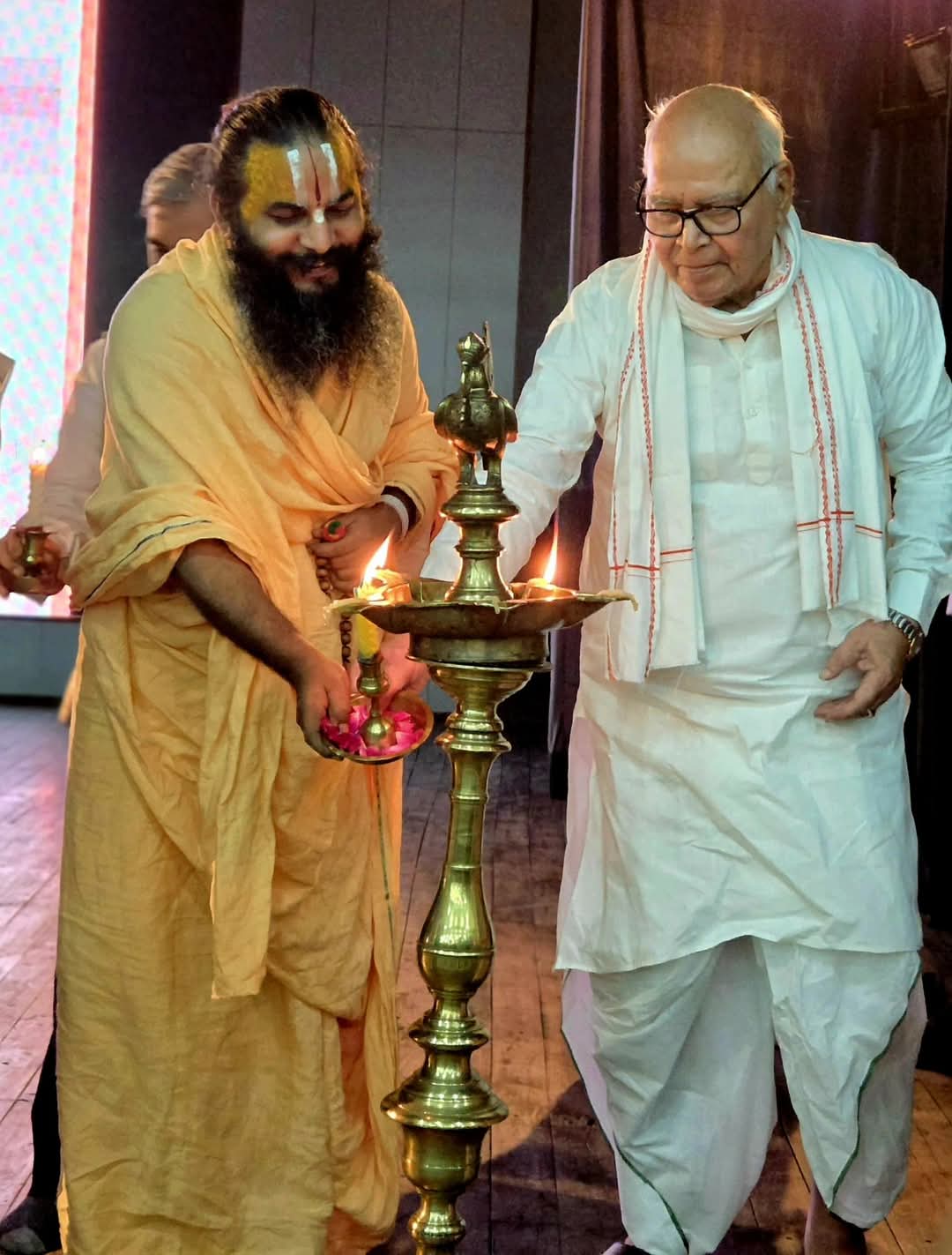 दीप जलाते आचार्य मिथिलेश नंदनी शरण