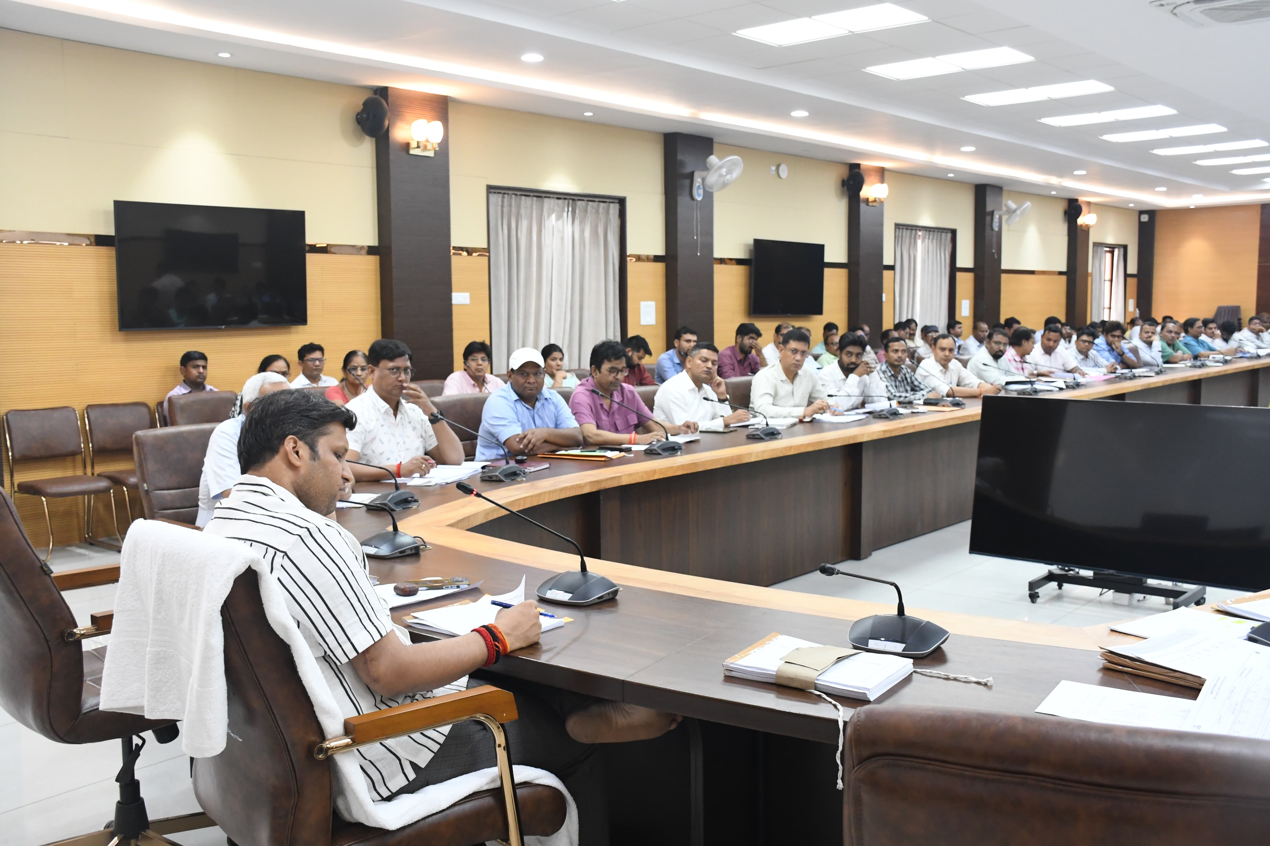 प्रयागराज सर्किट हाउस में समीक्षा करते हुए जिलाधिकारी रविन्द्र कुमार मॉदड़ का छाया चित्र प्रयागराज सर्किट हाउस में समीक्षा करते हुए जिलाधिकारी रविन्द्र कुमार मॉदड़ का छाया चित्र