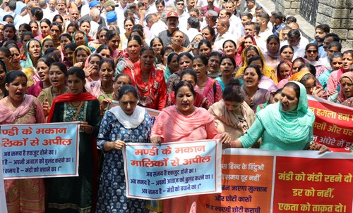 मंडी में हिंदू संगठनों धरना प्रदर्शन करते हुए मंडी में हिंदू संगठनों धरना प्रदर्शन करते हुए