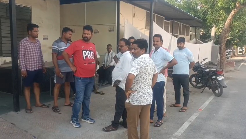 चित्तौड़गढ़ शहर में आपसी रंजिश के चलते चाकू घोंप कर युवक की हत्या कर दी। चित्तौड़गढ़ शहर में आपसी रंजिश के चलते चाकू घोंप कर युवक की हत्या कर दी।