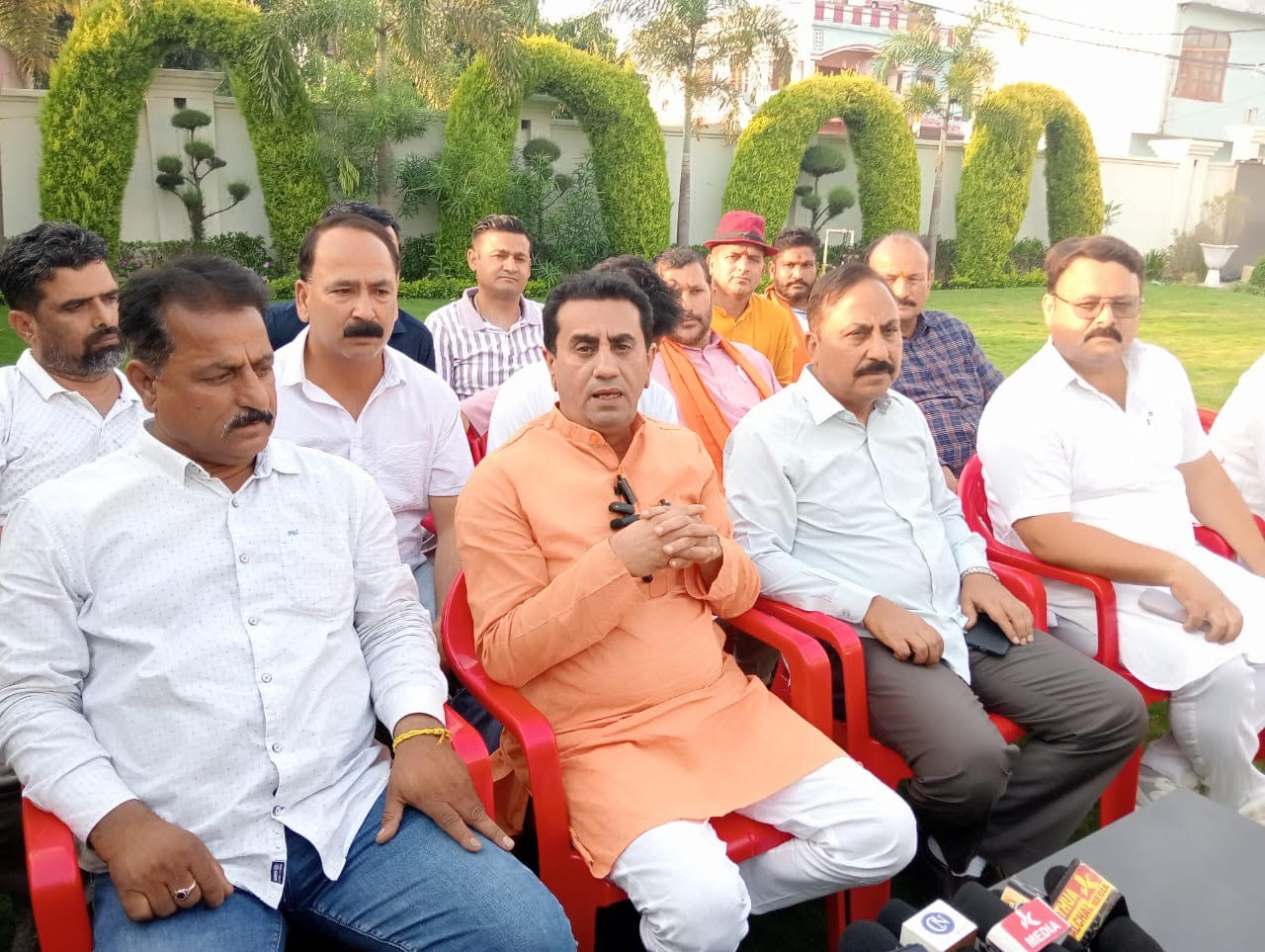 Jasrota MLA expressed objection over the viral photo, said efforts are being made to tarnish his image Jasrota MLA expressed objection over the viral photo, said efforts are being made to tarnish his image