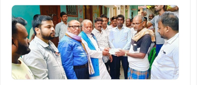 आश्रित को चेक देते मंत्री आश्रित को चेक देते मंत्री