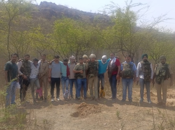 घायल बदमाशों को उपचार के लिए ले जाते पुलिस कर्मी घायल बदमाशों को उपचार के लिए ले जाते पुलिस कर्मी