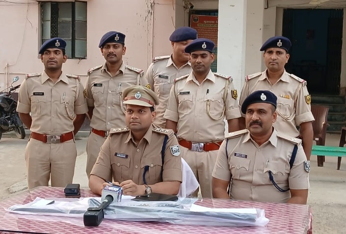 जानकारी देते डीएसपी जानकारी देते डीएसपी