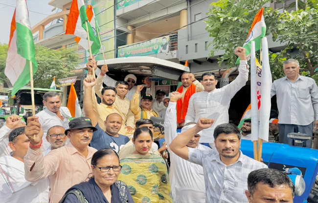 सोनीपत: बरोदा विधान सभा क्षेत्र में तिरंगा यात्रा में शामिल देश प्रेमी सोनीपत: बरोदा विधान सभा क्षेत्र में तिरंगा यात्रा में शामिल देश प्रेमी
