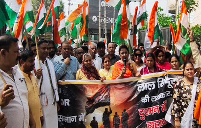 सोनीपत: तिरंगा यात्रा के दौरान भारत माता व सेना के जयकारे लगाते लोग। सोनीपत: तिरंगा यात्रा के दौरान भारत माता व सेना के जयकारे लगाते लोग।