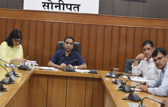 सोनीपत:उपायुक्त डा. मनोज योग दिवस की तैयारी के लिए बैठक में निर्देश देते हुए। सोनीपत:उपायुक्त डा. मनोज योग दिवस की तैयारी के लिए बैठक में निर्देश देते हुए।