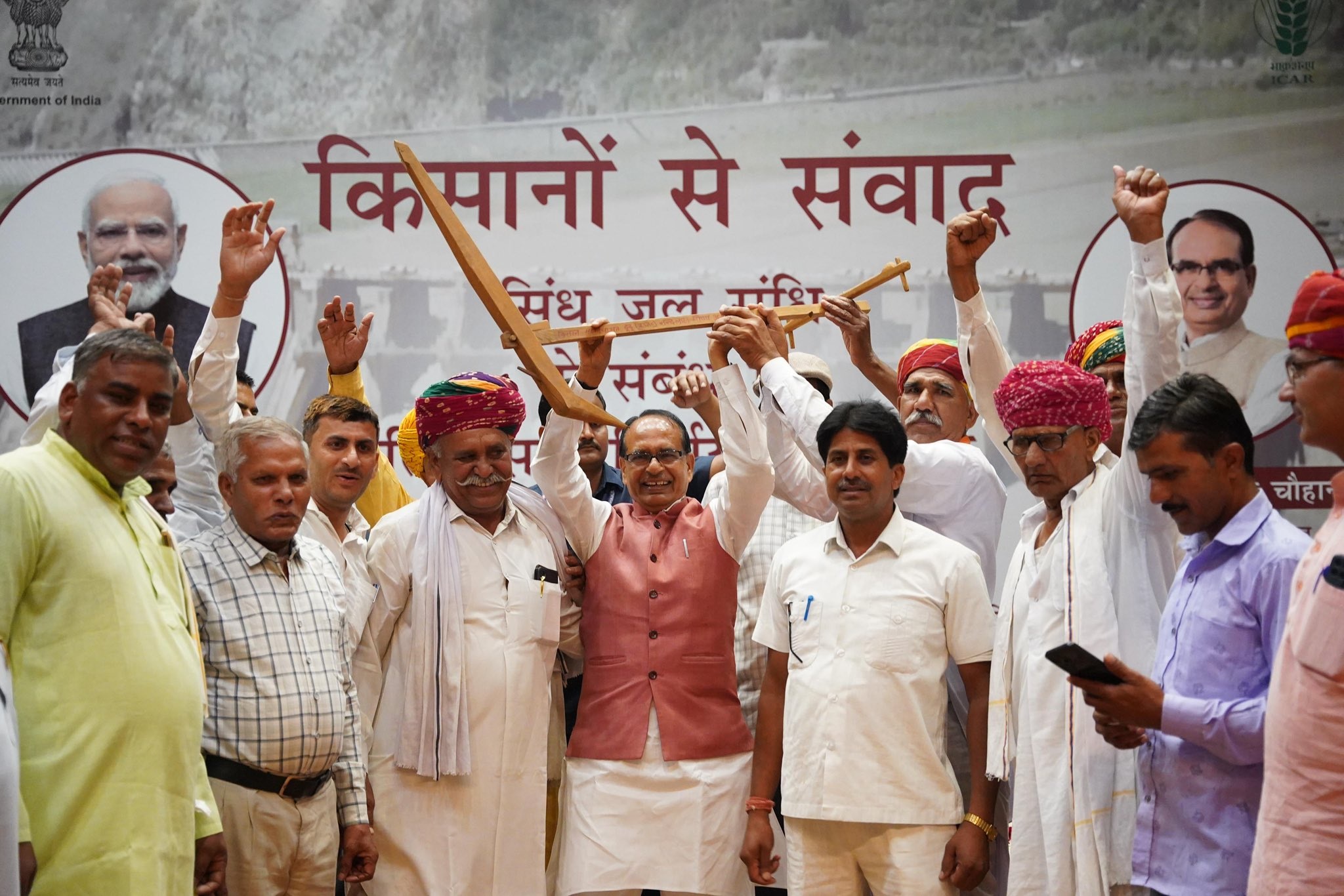 किसानों से बातचीत करते केंद्रीय कृषि मंत्री शिवराज चौहान किसानों से बातचीत करते केंद्रीय कृषि मंत्री शिवराज चौहान
