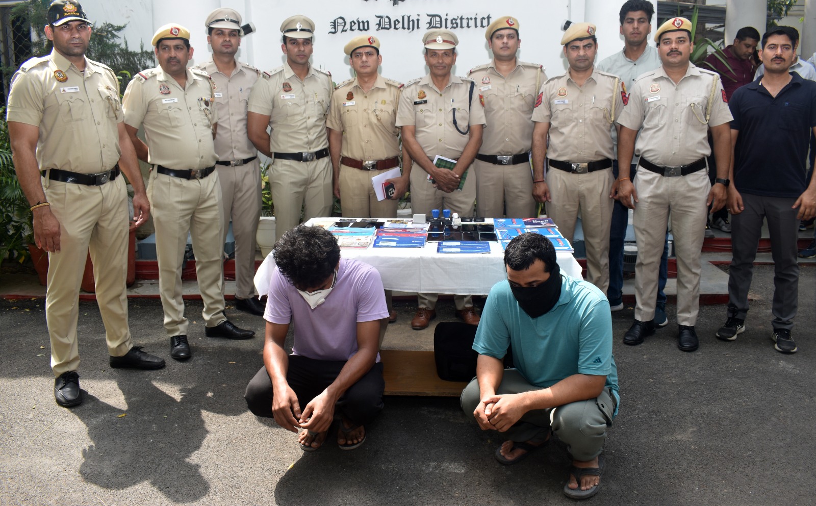 नई दिल्ली जिला पुलिस द्वारा गिरफ्तार किए गए आरोपितों की फोटो नई दिल्ली जिला पुलिस द्वारा गिरफ्तार किए गए आरोपितों की फोटो