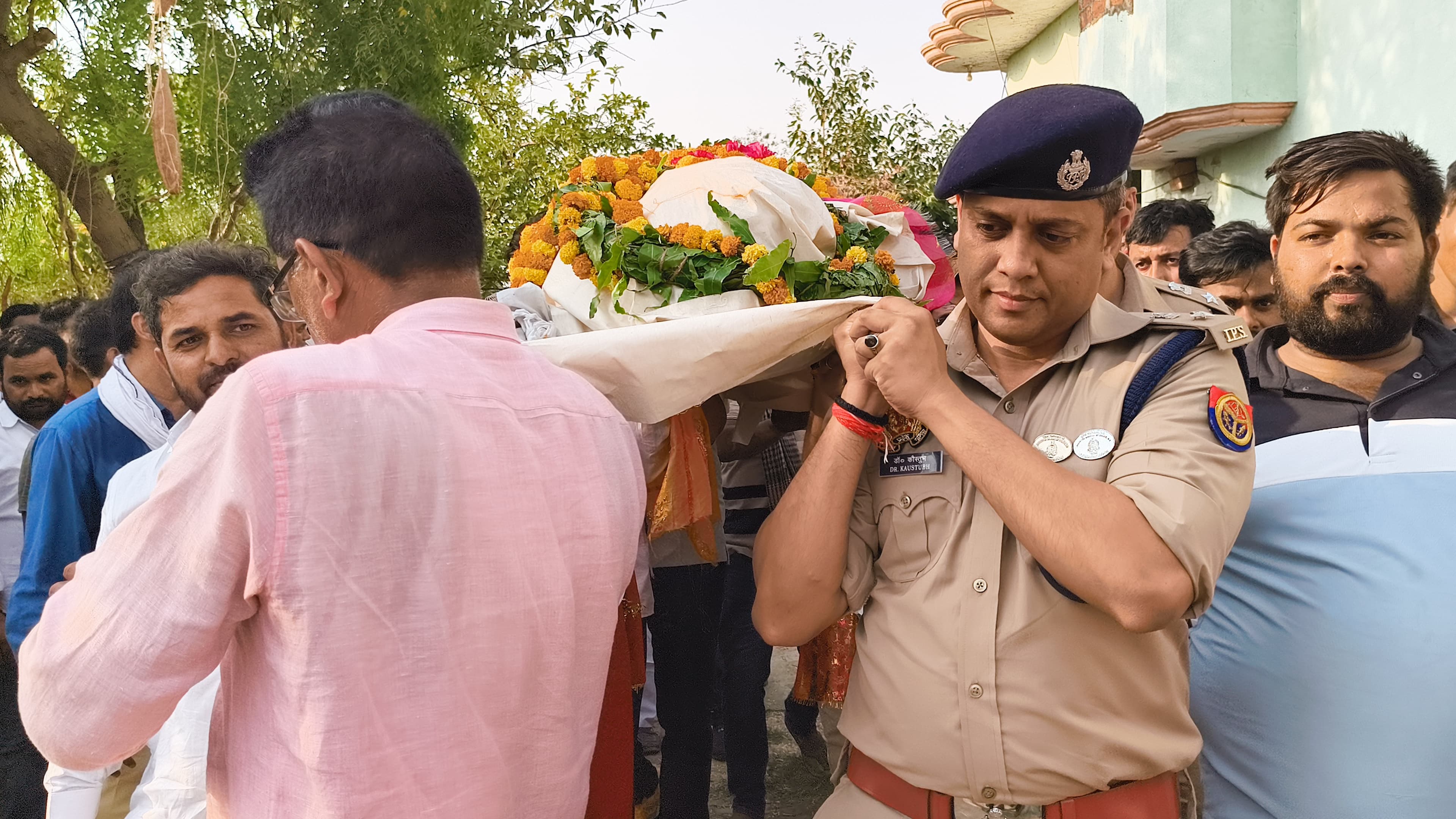 शहीद सिपाही को कंधा देते पुलिस अधीक्षक डॉ कौस्तुभ शहीद सिपाही को कंधा देते पुलिस अधीक्षक डॉ कौस्तुभ