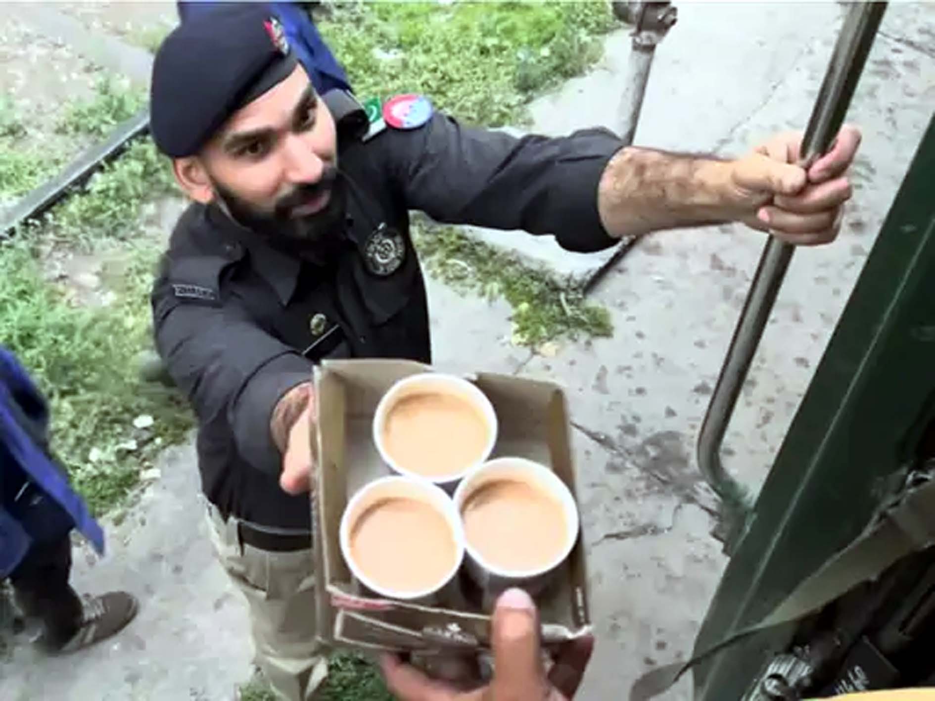 लाहौर में ज्योति को चाय देता एक पुलिस कर्मचारी। लाहौर में ज्योति को चाय देता एक पुलिस कर्मचारी।