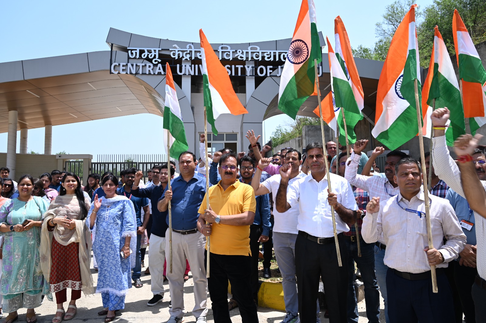 जम्मू केंद्रीय विश्वविद्यालय ने देशभक्ति की भावना का जश्न मनाने के लिए तिरंगा रैली का आयोजन किया जम्मू केंद्रीय विश्वविद्यालय ने देशभक्ति की भावना का जश्न मनाने के लिए तिरंगा रैली का आयोजन किया