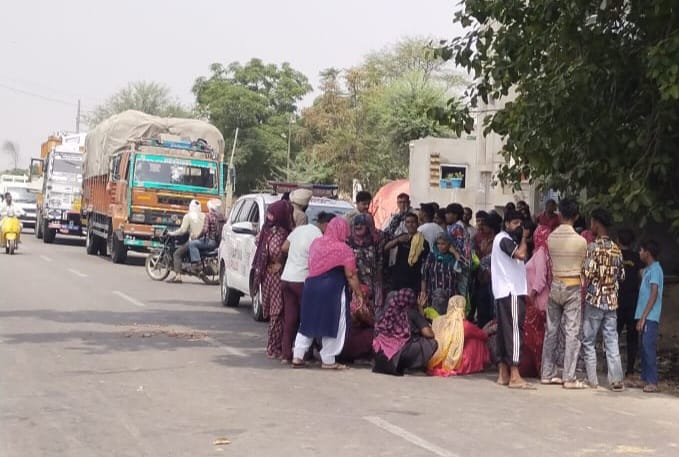 जाम लगाए कालोनीवासी। जाम लगाए कालोनीवासी।