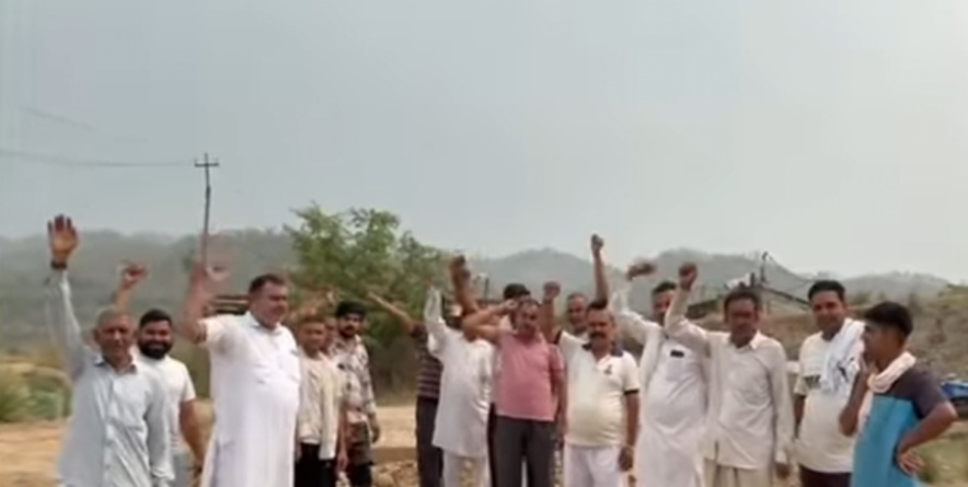 खनन कंपनी के खिलाफ प्रदर्शन करते ग्रामीण खनन कंपनी के खिलाफ प्रदर्शन करते ग्रामीण
