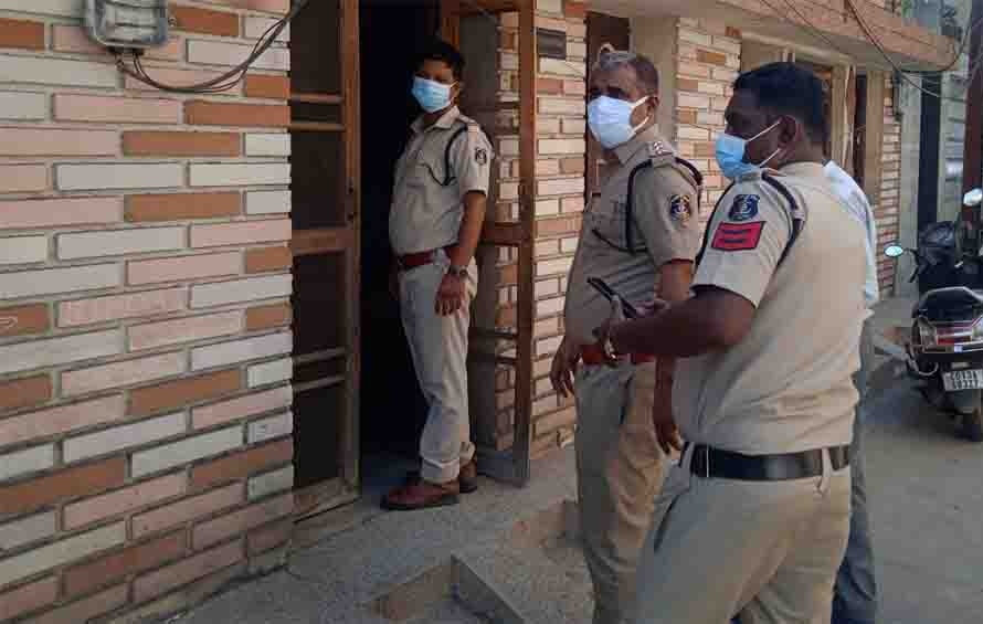पुलिस मौके पर जांच करती हुई पुलिस मौके पर जांच करती हुई