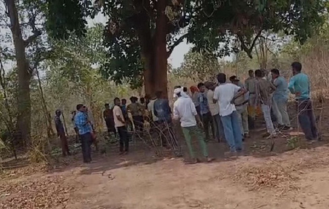 घटना के बाद जंगल में एकत्रित हुए ग्रामीण घटना के बाद जंगल में एकत्रित हुए ग्रामीण