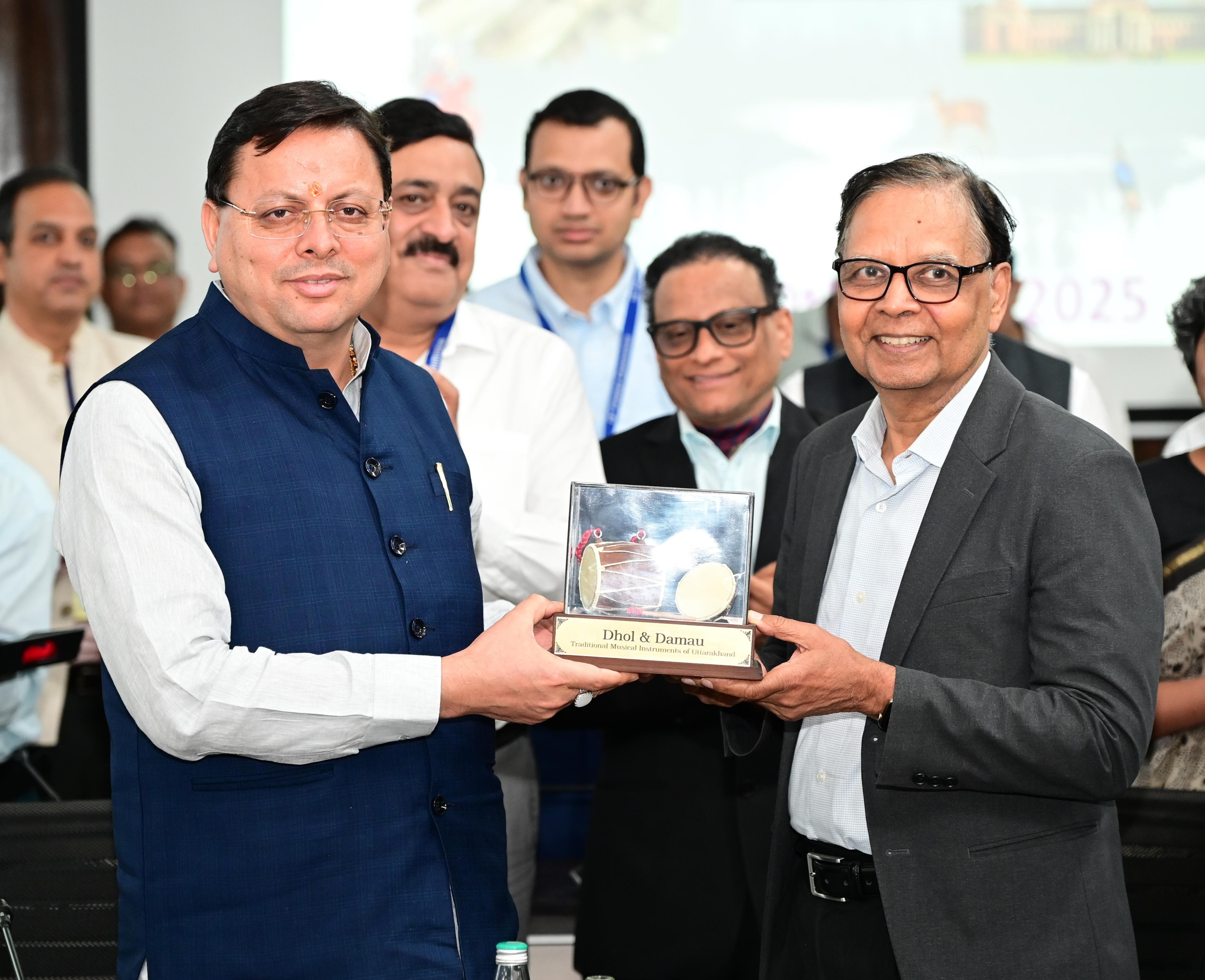 डॉ. अरविंद पनगढ़िया और अन्य सदस्यों के साथ मुख्यमंत्री पुष्कर सिंह धामी। डॉ. अरविंद पनगढ़िया और अन्य सदस्यों के साथ मुख्यमंत्री पुष्कर सिंह धामी।