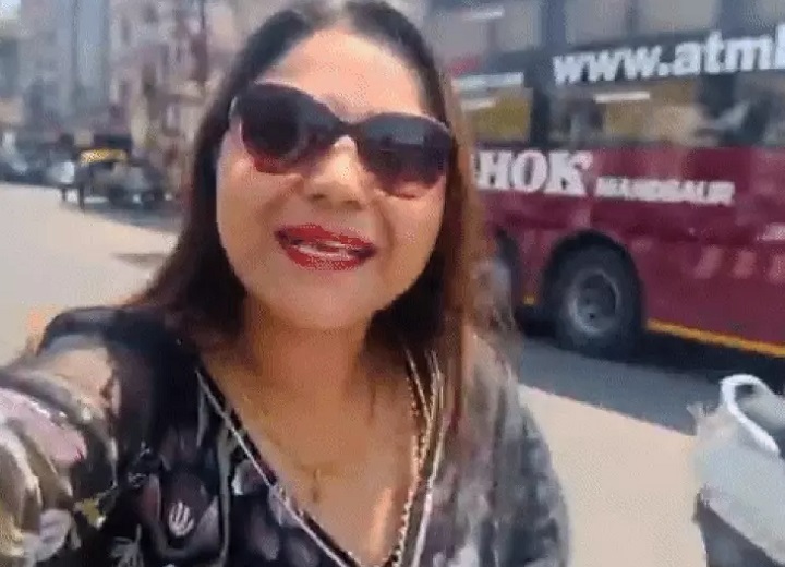 ज्योति मल्होत्रा इंदौर में बस का प्रमोशन करते हुए (वीडियो से ली ग ई तस्वीर) ज्योति मल्होत्रा इंदौर में बस का प्रमोशन करते हुए (वीडियो से ली ग ई तस्वीर)