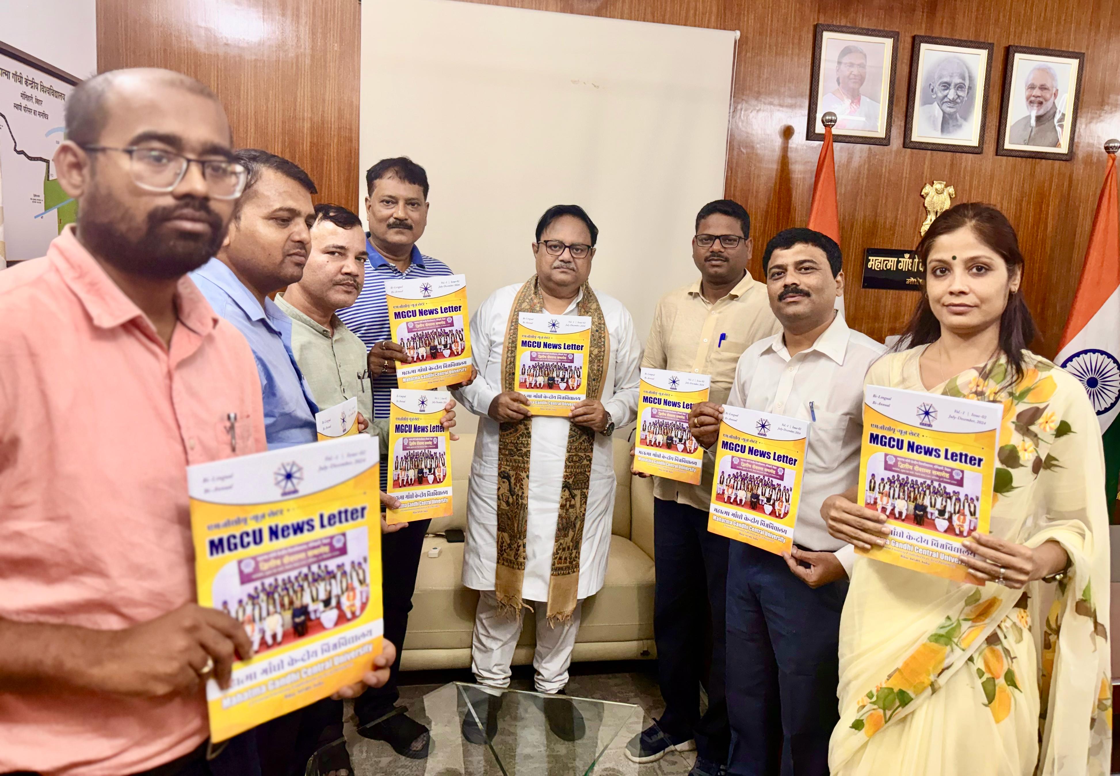 न्यूज लेटर का लोकार्पण करते कुलपति न्यूज लेटर का लोकार्पण करते कुलपति