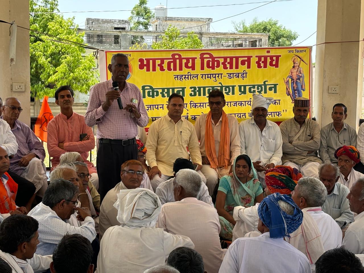 रामपुरा डाबडी में प्रशासन ने शिकायत वापस लेने के बाद किसानों का धरना स्थगित रामपुरा डाबडी में प्रशासन ने शिकायत वापस लेने के बाद किसानों का धरना स्थगित