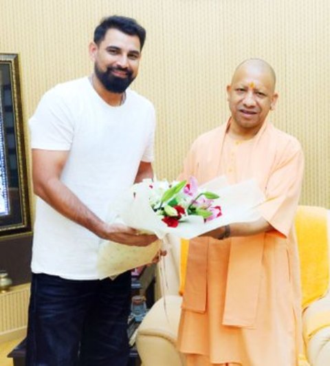 प्रख्यात गेंदबाज मोहम्मद शमी से मिलते मुख्यमंत्री योगी आदित्यनाथ प्रख्यात गेंदबाज मोहम्मद शमी से मिलते मुख्यमंत्री योगी आदित्यनाथ