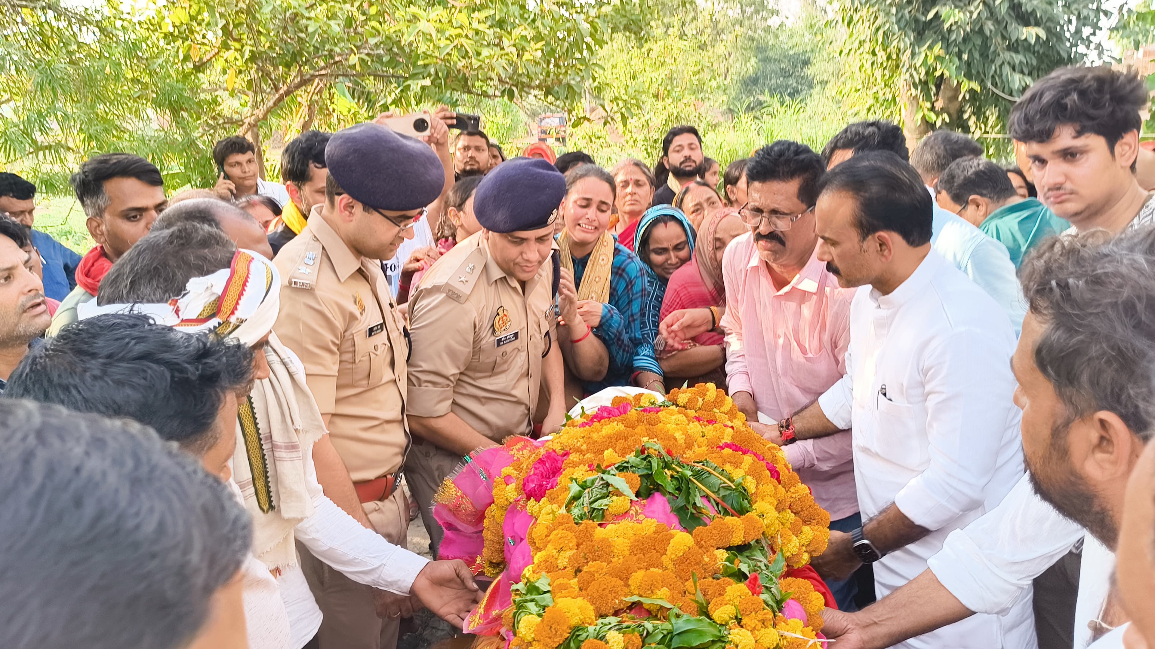 गार्ड ऑफ ऑनर देते हुए पुलिस के जवान गार्ड ऑफ ऑनर देते हुए पुलिस के जवान