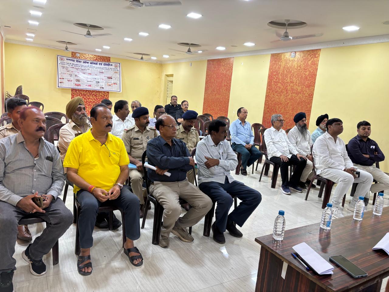बैठक में शामिल व्यापारी बैठक में शामिल व्यापारी