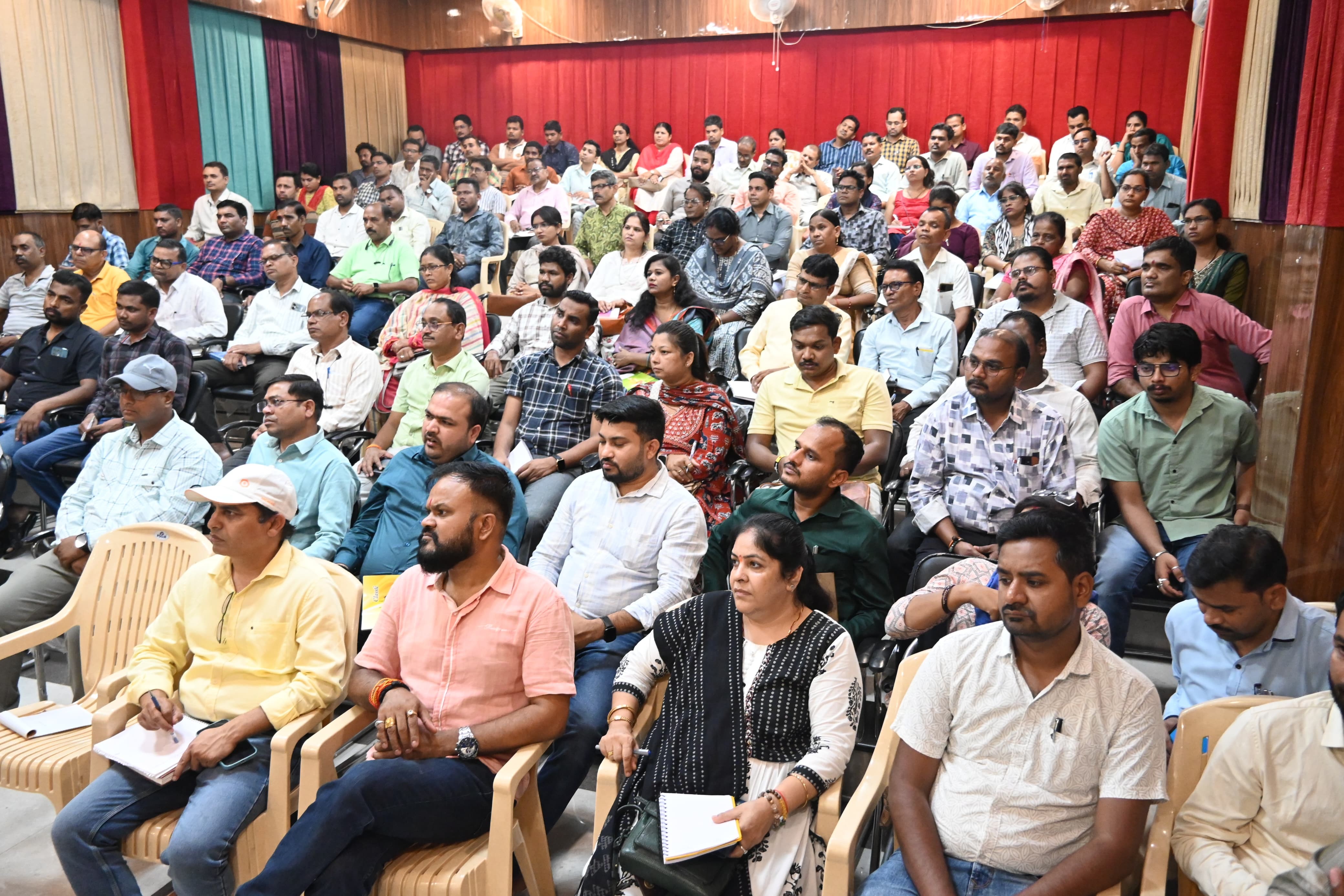 एआई आधारित कार्यशाला में उपस्थित अधिकारी-कर्मचारी व युवक-युवतियां उपस्थित। एआई आधारित कार्यशाला में उपस्थित अधिकारी-कर्मचारी व युवक-युवतियां उपस्थित।