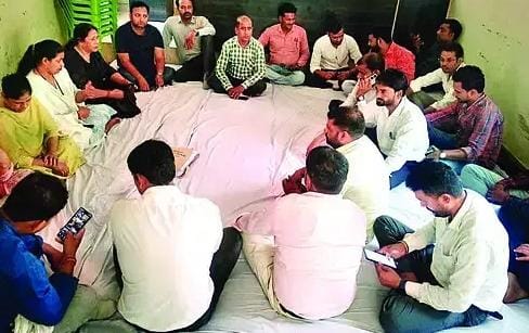 कार्यालय परिसर में धरना देते लोक निर्माण विभाग के कर्मचारी कार्यालय परिसर में धरना देते लोक निर्माण विभाग के कर्मचारी