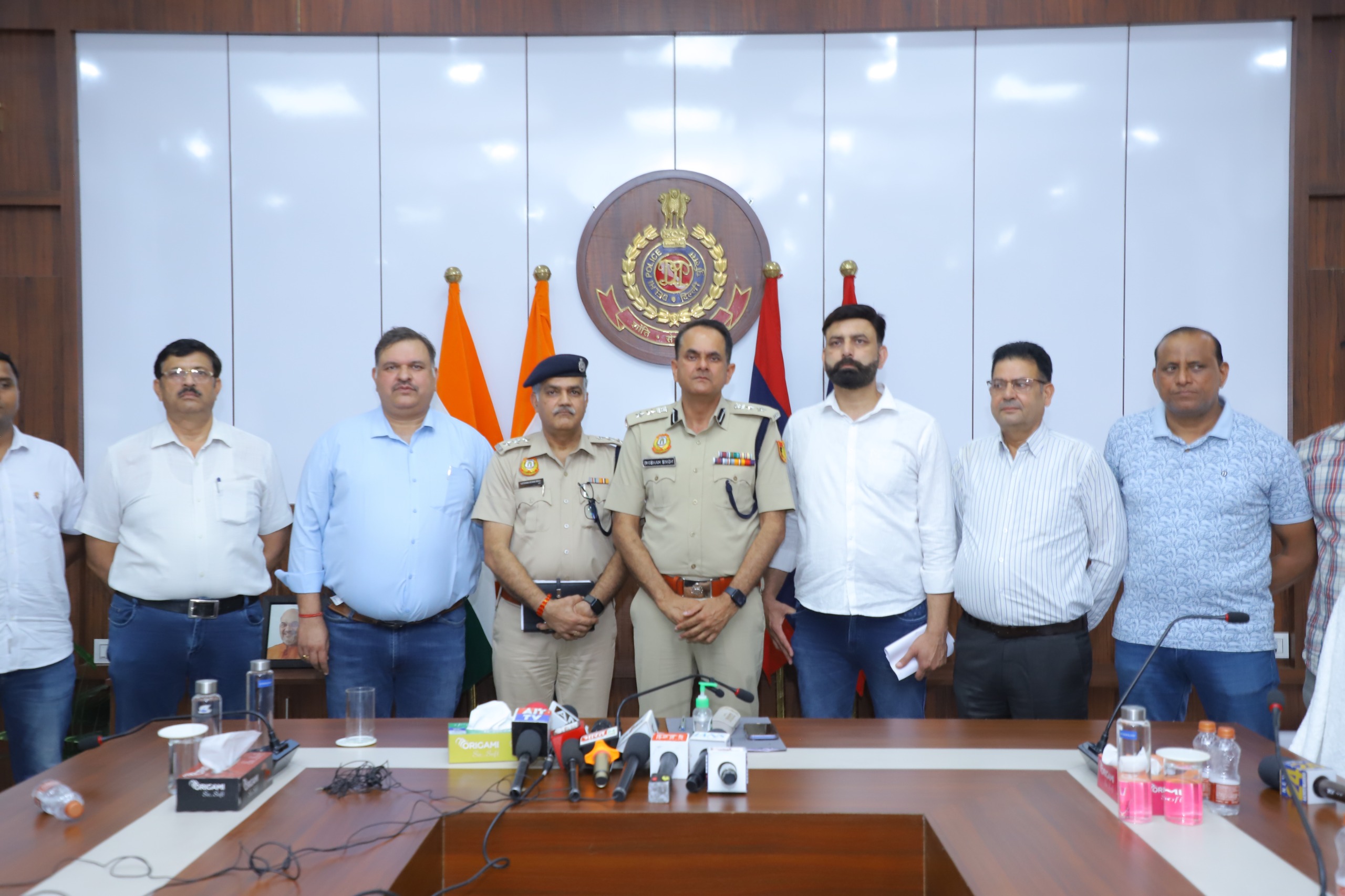 मुठभेड़ के बाद पुलिस ने की प्रेस वार्ता डीसीपी व पुलिस टीम की फाेटाे मुठभेड़ के बाद पुलिस ने की प्रेस वार्ता डीसीपी व पुलिस टीम की फाेटाे