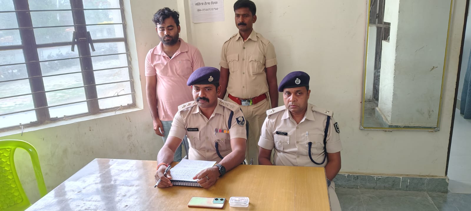 पुलिस गिरफ्त में अपराधी पुलिस गिरफ्त में अपराधी