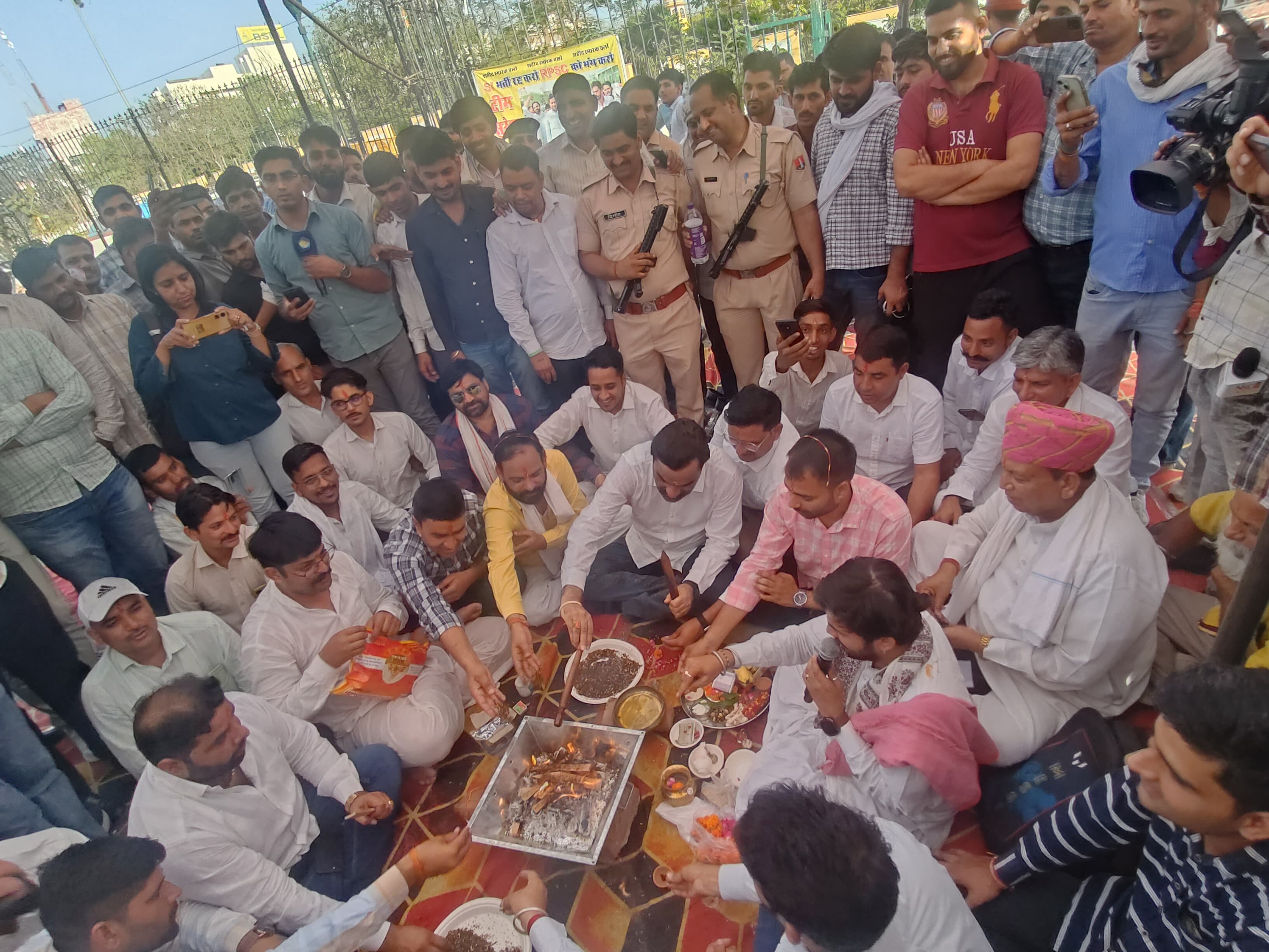 शहीद स्मारक पर सरकार की सद्बुद्धि के लिए किया यज्ञ