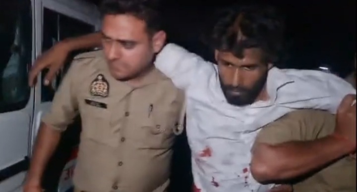 घायलों को उपचार के लिए ले जाते पुलिस कर्मी