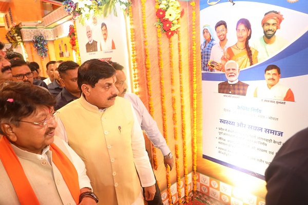 मप्रः मुख्यमंत्री ने इंदौर में राज्य शासन की विकास यात्रा पर आधारित प्रदर्शनी का किया शुभारंभ