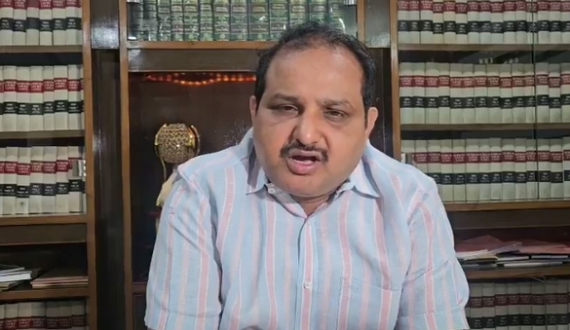 मानहानि की नोटिस भेजने वाले अधिवक्ता प्रशांत सिंह अटल (वीडियो से ली गयी फोटो) मानहानि की नोटिस भेजने वाले अधिवक्ता प्रशांत सिंह अटल (वीडियो से ली गयी फोटो)