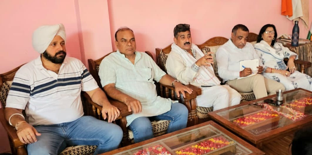 बैठक करते जिलाध्यक्ष बैठक करते जिलाध्यक्ष