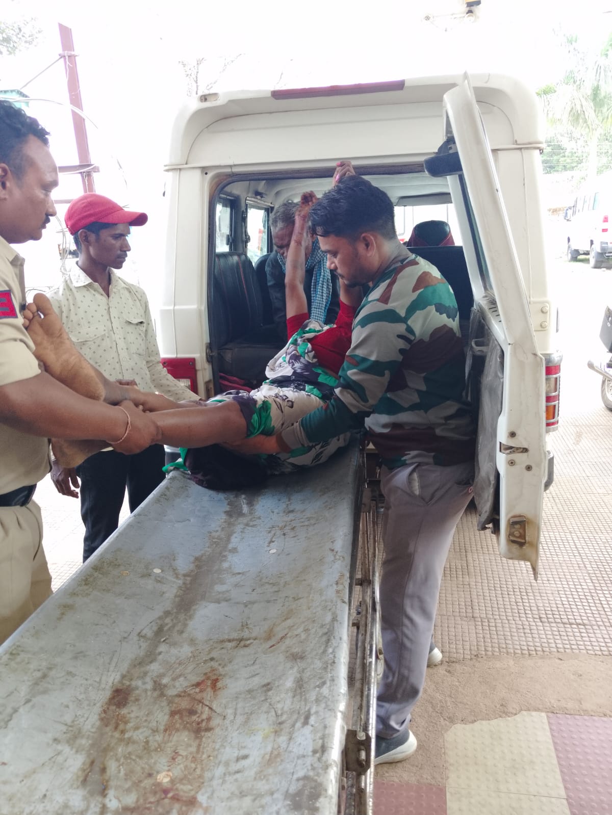 घायलाे का ले जाते पुलिस घायलाे का ले जाते पुलिस