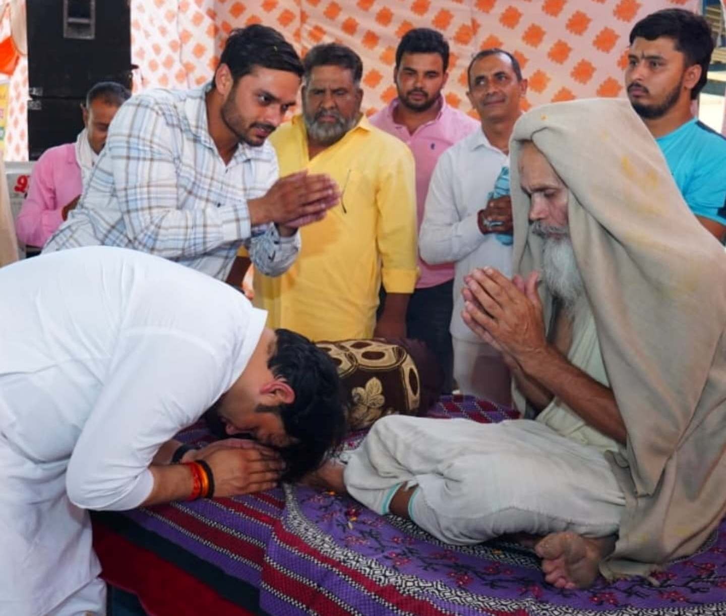 श्री श्री 108 श्री रामदास जी महाराज (फलाहारी बाबा) से आशीर्वाद लेते हुए खेल मंत्री गौरव गौतम श्री श्री 108 श्री रामदास जी महाराज (फलाहारी बाबा) से आशीर्वाद लेते हुए खेल मंत्री गौरव गौतम