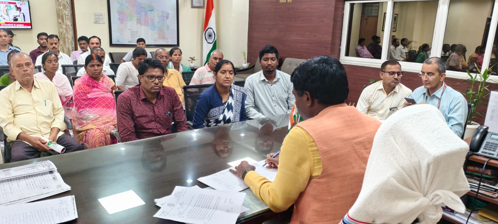 जनता दरबार में फरियादियों की समस्याएं सुनते उपायुक्त जनता दरबार में फरियादियों की समस्याएं सुनते उपायुक्त