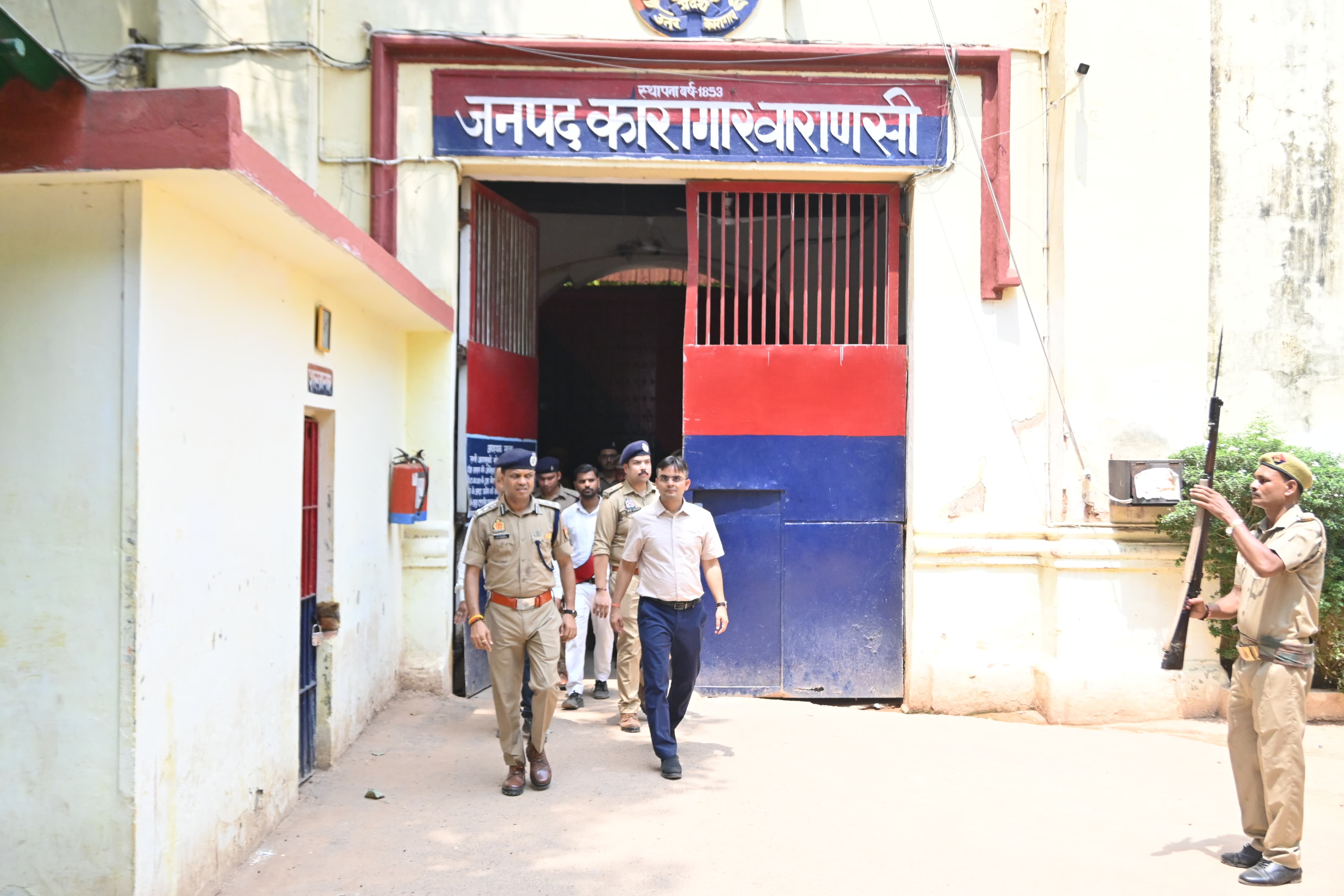 जेल के बाहर अफसर जेल के बाहर अफसर