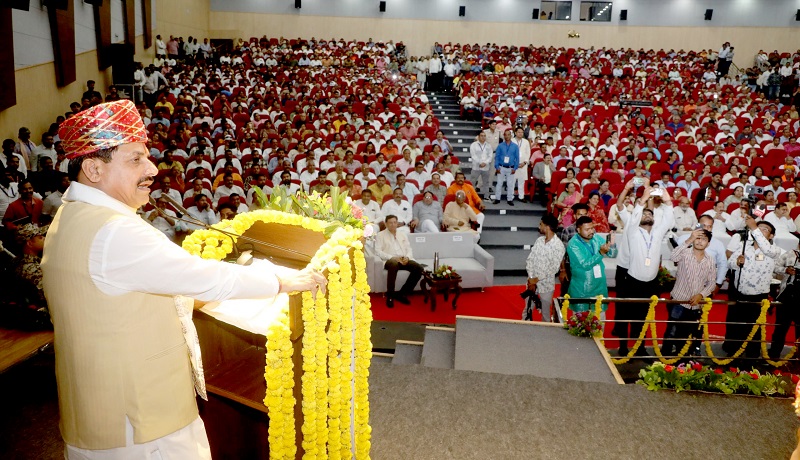 इंदौर के लता मंगेशकर सभागार में मुख्यमंत्री संबोधित करते हुए इंदौर के लता मंगेशकर सभागार में मुख्यमंत्री संबोधित करते हुए