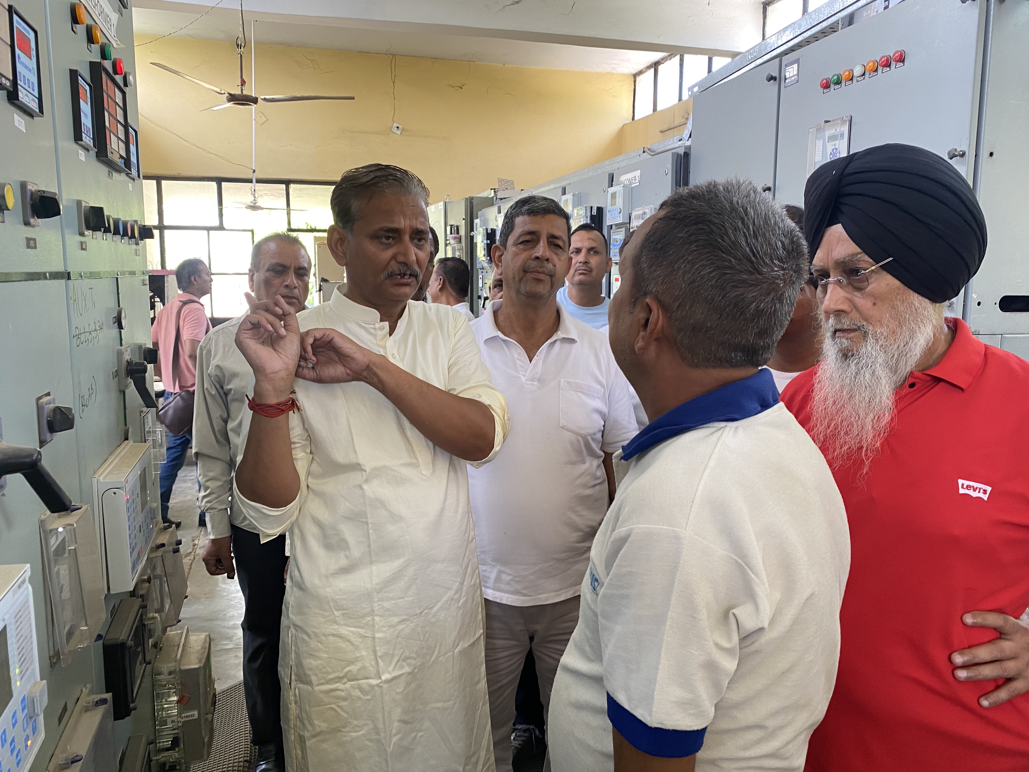 अघोषित बिजली कटौती को लेकर रिसीविंग स्टेशन का किया घेराव अघोषित बिजली कटौती को लेकर रिसीविंग स्टेशन का किया घेराव