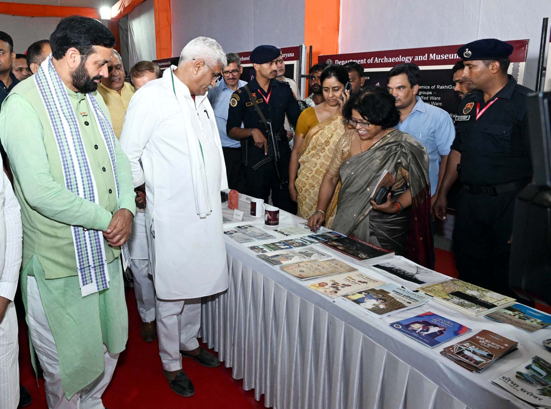 पुरातत्व एवं संग्रहालय विभाग द्वारा लगाई गई प्रदर्शनी का अवलोकन करते मुख्यमंत्री नायब सिंह सैनी और केंद्रीय संस्कृति एवं पर्यटन मंत्री गजेंद्र सिंह शेखावत। पुरातत्व एवं संग्रहालय विभाग द्वारा लगाई गई प्रदर्शनी का अवलोकन करते मुख्यमंत्री नायब सिंह सैनी और केंद्रीय संस्कृति एवं पर्यटन मंत्री गजेंद्र सिंह शेखावत।