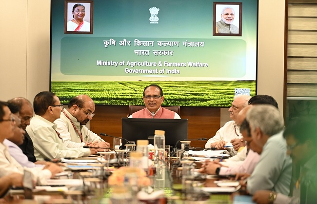 राज्यों के कृषि मंत्री से बातचीत करते केंद्रीय कृषि मंत्री शिवराज चौहान राज्यों के कृषि मंत्री से बातचीत करते केंद्रीय कृषि मंत्री शिवराज चौहान