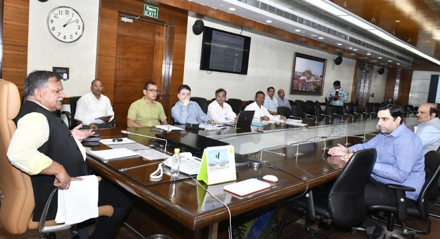 बैठक करते मुख्य सचिव बैठक करते मुख्य सचिव