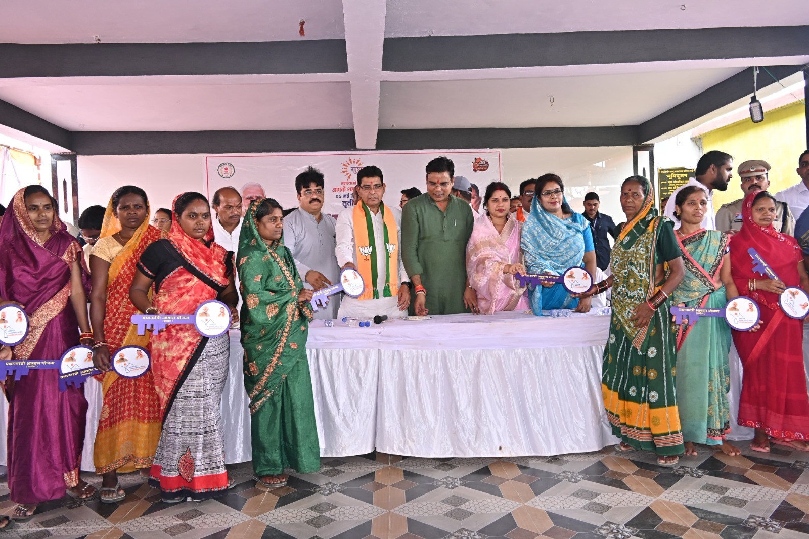 रूद्री में आयोजित समाधान शिविर में ग्रामीणों को सरकारी योजनाओं से लाभान्वित करते हुए। रूद्री में आयोजित समाधान शिविर में ग्रामीणों को सरकारी योजनाओं से लाभान्वित करते हुए।